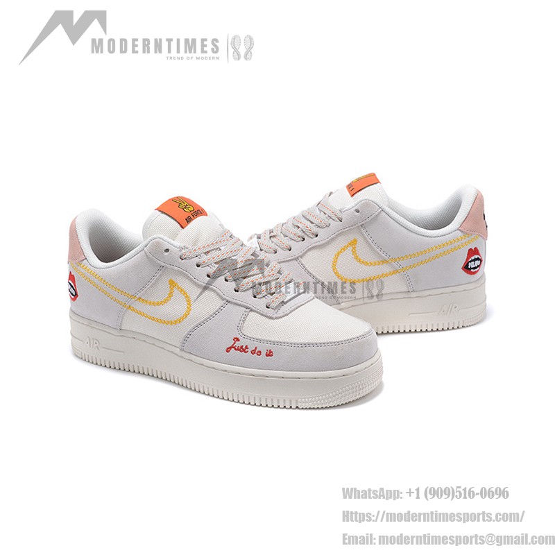 Nike Air Force 1 Low WMNS "Just Do It" DQ7656-100 黄色いステッチとグラフィックディテールが施されたベージュの Nike Air Force 1 Low WMNS "Just Do It"