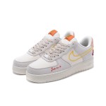 Nike Air Force 1 Low WMNS "Just Do It" DQ7656-100 黄色いステッチとグラフィックディテールが施されたベージュの Nike Air Force 1 Low WMNS "Just Do It"