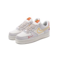 Nike Air Force 1 Low WMNS "Just Do It" DQ7656-100 - 黄色のステッチと遊び心のあるグラフィックディテールが魅力の女性用ベージュスニーカー