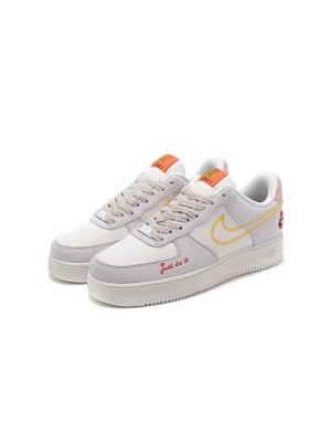 Nike Air Force 1 Low WMNS "Just Do It" DQ7656-100 - 黄色のステッチと遊び心のあるグラフィックディテールが魅力の女性用ベージュスニーカー
