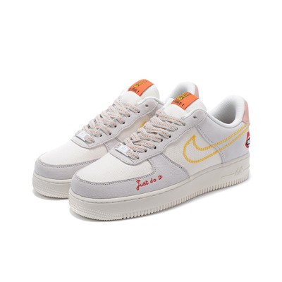Nike Air Force 1 Low WMNS "Just Do It" DQ7656-100 - 黄色のステッチと遊び心のあるグラフィックディテールが魅力の女性用ベージュスニーカー