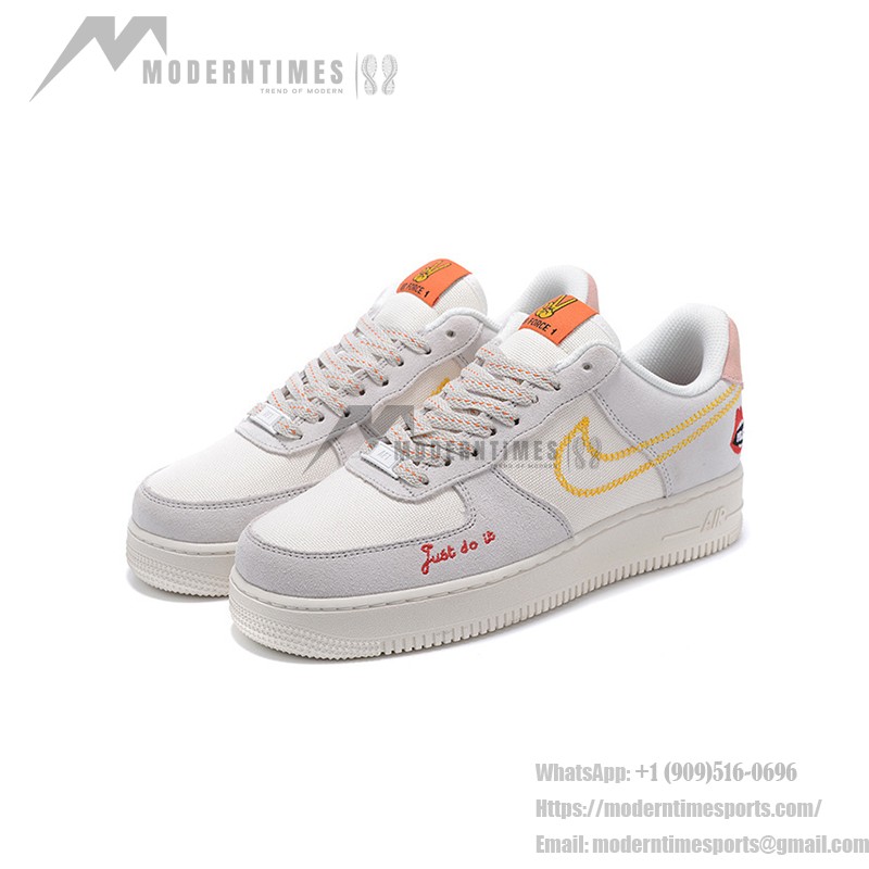 Nike Air Force 1 Low WMNS "Just Do It" DQ7656-100 黄色いステッチとグラフィックディテールが施されたベージュの Nike Air Force 1 Low WMNS "Just Do It"