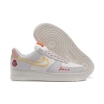 Nike Air Force 1 Low WMNS "Just Do It" DQ7656-100 黄色いステッチとグラフィックディテールが施されたベージュの Nike Air Force 1 Low WMNS "Just Do It"
