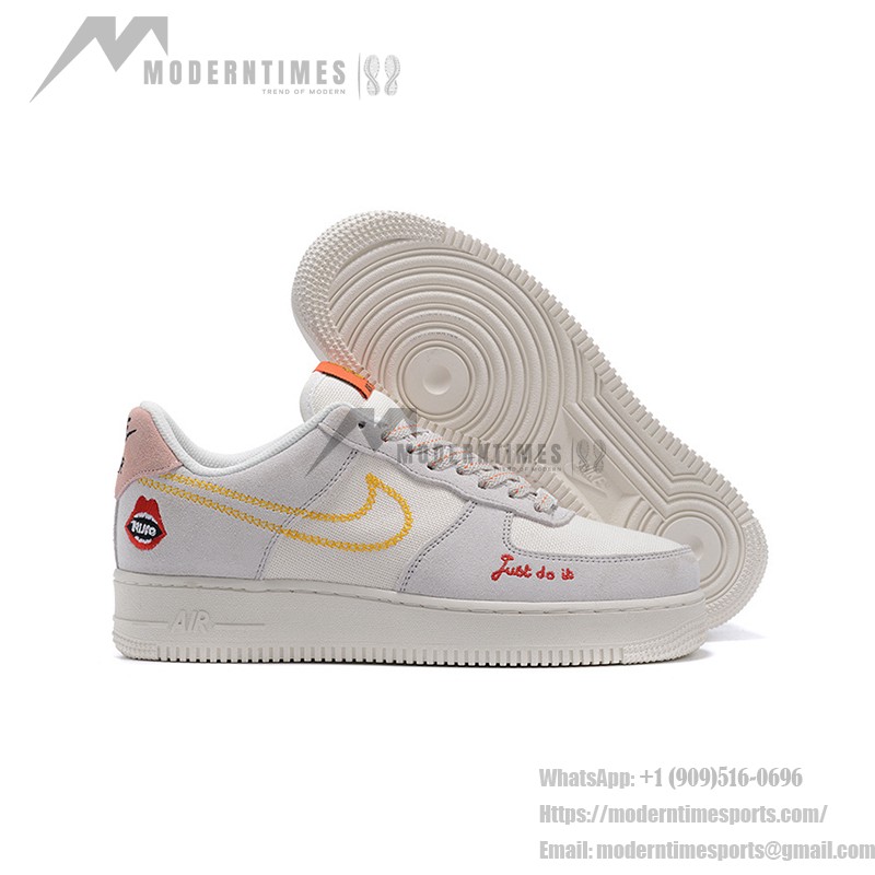 Nike Air Force 1 Low WMNS "Just Do It" DQ7656-100 黄色いステッチとグラフィックディテールが施されたベージュの Nike Air Force 1 Low WMNS "Just Do It"