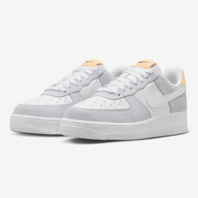 Nike Air Force 1 Low WMNS "Pure Platinum" FQ7779-001 - ミニマルな白とグレーにイエローアクセントの女性用スニーカー
