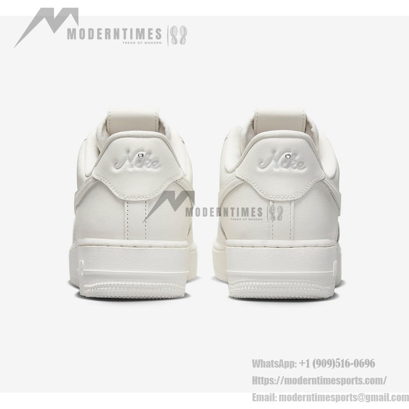 Nike Air Force 1 Low WMNS "Sail" FJ4559-133 女性向けの単色ホワイトデザインの Nike Air Force 1 Low WMNS "Sail"