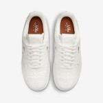 Nike Air Force 1 Low WMNS "Sail" FJ4559-133 女性向けの単色ホワイトデザインの Nike Air Force 1 Low WMNS "Sail"