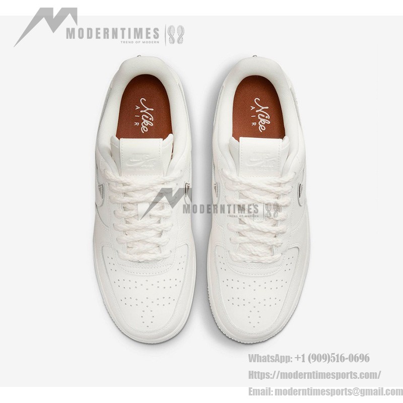 Nike Air Force 1 Low WMNS "Sail" FJ4559-133 女性向けの単色ホワイトデザインの Nike Air Force 1 Low WMNS "Sail"
