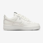Nike Air Force 1 Low WMNS "Sail" FJ4559-133 女性向けの単色ホワイトデザインの Nike Air Force 1 Low WMNS "Sail"