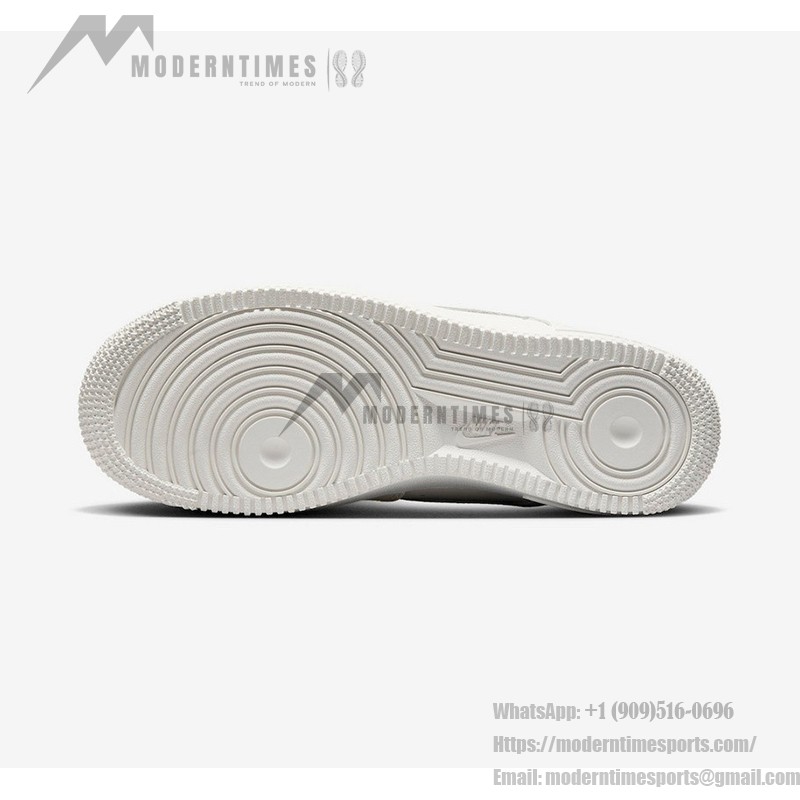 Nike Air Force 1 Low WMNS "Sail" FJ4559-133 女性向けの単色ホワイトデザインの Nike Air Force 1 Low WMNS "Sail"