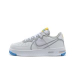 ナイキ エア フォース 1 リアクト "White/Blue/Yellow" - スタイリッシュで快適なスニーカー ナイキ エア フォース 1 リアクト "White/Blue/Yellow" CT1020-100 ホワイトスニーカー ブルーとイエローのアクセント付き