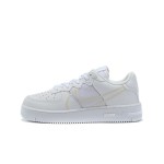 ナイキ エア フォース 1 リアクト "Triple White" - タイムレスで快適なスニーカー ナイキ エア フォース 1 リアクト "Triple White" CT1020-101 オールホワイトレザーとメッシュのスニーカー