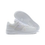 ナイキ エア フォース 1 リアクト "Triple White" - タイムレスで快適なスニーカー ナイキ エア フォース 1 リアクト "Triple White" CT1020-101 オールホワイトレザーとメッシュのスニーカー