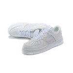 ナイキ エア フォース 1 リアクト "Triple White" - タイムレスで快適なスニーカー ナイキ エア フォース 1 リアクト "Triple White" CT1020-101 オールホワイトレザーとメッシュのスニーカー