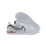 ナイキ エア フォース 1 リアクト "White/Black/Red" - スタイリッシュで快適なスニーカー ナイキ エア フォース 1 リアクト "White/Black/Red" CD4366-100 ホワイトスニーカー ブラックとレッドのディテール付き