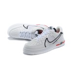 ナイキ エア フォース 1 リアクト "White/Black/Red" - スタイリッシュで快適なスニーカー ナイキ エア フォース 1 リアクト "White/Black/Red" CD4366-100 ホワイトスニーカー ブラックとレッドのディテール付き