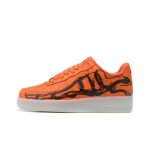 ナイキ エア フォース 1 "Orange Skeleton" - ハロウィンテーマのスタイリッシュスニーカー ナイキ エア フォース 1 "Orange Skeleton" CU8067-800 オレンジスニーカー 蓄光機能付き