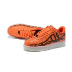 ナイキ エア フォース 1 "Orange Skeleton" - ハロウィンテーマのスタイリッシュスニーカー ナイキ エア フォース 1 "Orange Skeleton" CU8067-800 オレンジスニーカー 蓄光機能付き