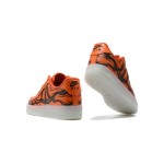 ナイキ エア フォース 1 "Orange Skeleton" - ハロウィンテーマのスタイリッシュスニーカー ナイキ エア フォース 1 "Orange Skeleton" CU8067-800 オレンジスニーカー 蓄光機能付き