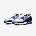 Nike Air Max 90 CD0881-102 - スタイリッシュなホワイト、ブラック&ブルーのスニーカー Nike Air Max 90 CD0881-102 - ホワイト、ブラック&ブルーのスニーカーにグレーのオーバーレイ