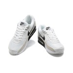 Nike Air Max 90 CW7483-100 - ホワイト&グレー スニーカー Nike Air Max 90 CW7483-100 - ホワイト&ライトグレー スニーカー ブラックスウッシュ付き