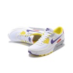 Nike Air Max 90 DA8726-100 - 鮮やかなカラーが魅力のアイコニックなホワイトスニーカー Nike Air Max 90 DA8726-100 - イエロー、パープル、レッドアクセントが特徴のホワイトスニーカー