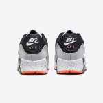 Nike Air Max 90 DC9845-100 - グレー&ブラックスニーカー オレンジのディテール Nike Air Max 90 DC9845-100 グレーとブラックのスニーカー、オレンジのアクセント付き