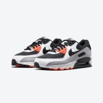 Nike Air Max 90 DC9845-100 - グレー&ブラックスニーカー オレンジのディテール Nike Air Max 90 DC9845-100 グレーとブラックのスニーカー、オレンジのアクセント付き