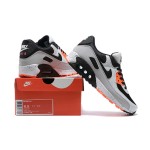 Nike Air Max 90 DC9845-100 - グレー、ブラック&オレンジのスニーカー Nike Air Max 90 DC9845-100 - グレー、ブラック&オレンジのスニーカー、斑点模様のミッドソール付き