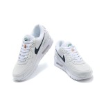 Nike Air Max 90 DH1316-101 - スタイリッシュなホワイトスニーカー Nike Air Max 90 DH1316-101 - ネイビーとグリーンアクセントが特徴のホワイトスニーカー