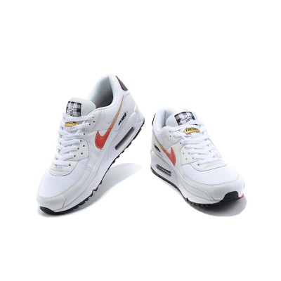 Nike Air Max 90 DJ5530-100 - 赤いスウッシュとゴールドアクセントが特徴のホワイトスニーカー | スタイリッシュな快適さと象徴的なデザイン