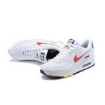 Nike Air Max 90 DJ5530-100 - ホワイト レッドスウッシュとゴールドハイライト Nike Air Max 90 DJ5530-100 ホワイトスニーカー レッドスウッシュとゴールドアクセント