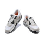 Nike Air Max 90 DM0029-100 - アイコニックな快適さと洗練されたスタイル Nike Air Max 90 DM0029-100 - ホワイトとベージュのスニーカー ブラックディテール付き