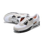 Nike Air Max 90 DM0029-100 - アイコニックな快適さと洗練されたスタイル Nike Air Max 90 DM0029-100 - ホワイトとベージュのスニーカー ブラックディテール付き