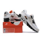 Nike Air Max 90 DM0029-100 - アイコニックな快適さと洗練されたスタイル Nike Air Max 90 DM0029-100 - ホワイトとベージュのスニーカー ブラックディテール付き