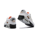 Nike Air Max 90 DM0029-100 - アイコニックな快適さと洗練されたスタイル Nike Air Max 90 DM0029-100 - ホワイトとベージュのスニーカー ブラックディテール付き