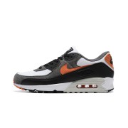 Nike Air Max 90 DM0029-101 - グレー、ブラック、ホワイトのスニーカー、鮮やかなオレンジアクセント付き | 大胆な快適さとスタイル