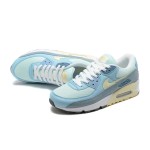 Nike Air Max 90 DM2829-001 - ライトブルーとパステルアクセントのスニーカー Nike Air Max 90 DM2829-001 - ライトブルーのスニーカー、イエローパステルアクセント付き