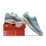 Nike Air Max 90 DM2829-001 - ライトブルーとパステルアクセントのスニーカー Nike Air Max 90 DM2829-001 - ライトブルーのスニーカー、イエローパステルアクセント付き