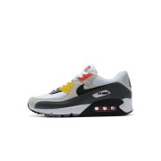 Nike Air Max 90 DM8151-100 - ホワイト、グレー、ブラックのスニーカー、レッド＆イエローアクセント付き | アイコニックなスタイルと快適さ
