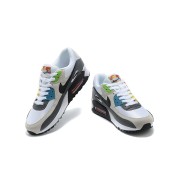 Nike Air Max 90 DM8151-100 - ホワイト、グレー、ブラックのスニーカー、レッド＆イエローアクセント付き | アイコニックなスタイルと快適さ
