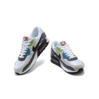 Nike Air Max 90 DM8151-100 - ホワイト、グレー、ブラックのスニーカー、レッド＆イエローアクセント付き | アイコニックなスタイルと快適さ