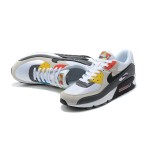 Nike Air Max 90 DM8151-100 - スタイリッシュなホワイト、グレー、ブラックスニーカー Nike Air Max 90 DM8151-100 - ホワイト、グレー、ブラックのスニーカー、レッド&イエローアクセント付き