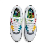 Nike Air Max 90 DM8151-100 - 大胆なグレーデザイン Nike Air Max 90 DM8151-100 - グレーのスニーカー、ブラック、レッド&イエローのアクセント付き