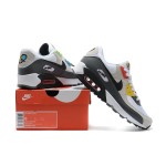 Nike Air Max 90 DM8151-100 - スタイリッシュなホワイト、グレー、ブラックスニーカー Nike Air Max 90 DM8151-100 - ホワイト、グレー、ブラックのスニーカー、レッド&イエローアクセント付き