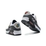 Nike Air Max 90 DM8151-100 - スタイリッシュなホワイト、グレー、ブラックスニーカー Nike Air Max 90 DM8151-100 - ホワイト、グレー、ブラックのスニーカー、レッド&イエローアクセント付き