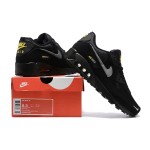Nike Air Max 90 DO6706-001 - ブラック、グレー&イエロースニーカー Nike Air Max 90 DO6706-001 - グレースウッシュとイエローアクセントが特徴のブラックスニーカー