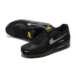 Nike Air Max 90 DO6706-001 - ブラック、グレー&イエロースニーカー Nike Air Max 90 DO6706-001 - グレースウッシュとイエローアクセントが特徴のブラックスニーカー