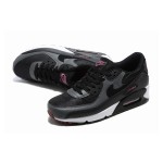 Nike Air Max 90 DQ4071-001 - スタイリッシュなブラック&グレースニーカー Nike Air Max 90 DQ4071-001 - ブラック&グレーのスニーカー、ピンクアクセント付き