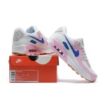 Nike Air Max 90 DX3316-100 - スタイリッシュなホワイトスニーカー、ピンク&ブルーアクセント付き Nike Air Max 90 DX3316-100 - ホワイトスニーカー、ピンクのオーバーレイとブルーのスウッシュ付き